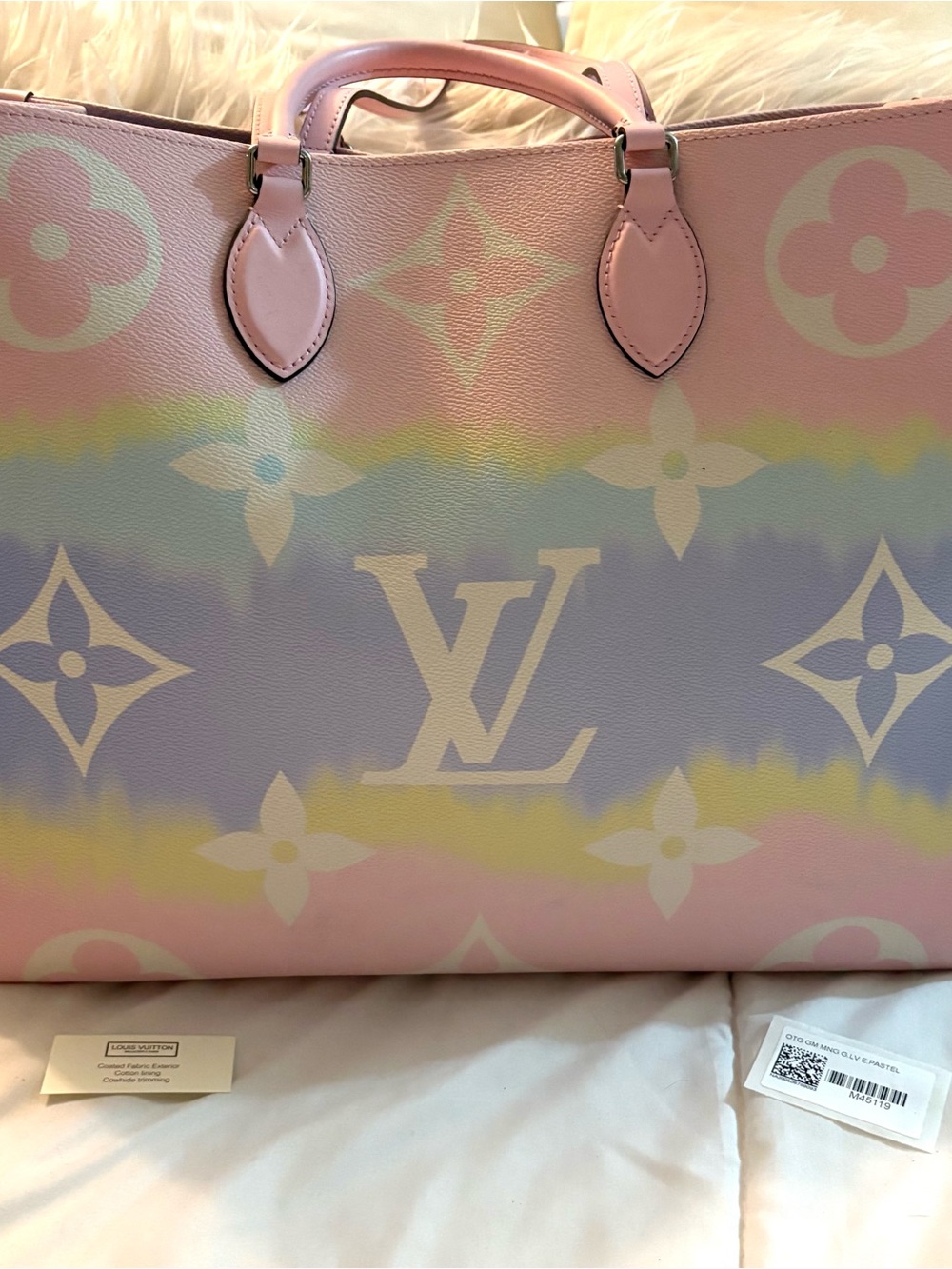 Limited Edition Louis Vuitton Escale OnTheGo GM Tote - Picture 3 of 16